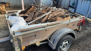 Поиск старины и металлолома.