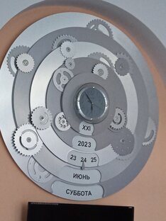 Памятники, экспонаты из музеев, скульптуры.