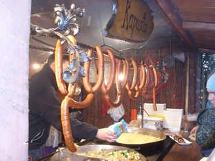 Когда мне становится грустно, я запираюсь в ванной и режу себе ... колбасу.