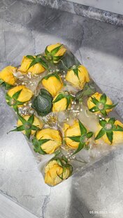 Розовая скульптура изо льда