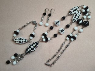 Черное и белое.