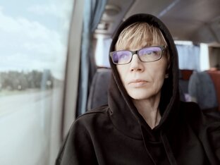 читает автор