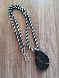 Бисерный жгут с кулоном из агата.