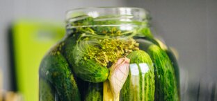 Огурцы прямым посолом, маринованные. Удачная банка.