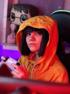 Вика Играет