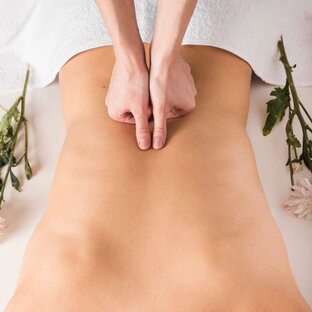 Массаж мышц поясницы