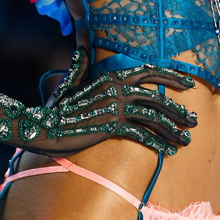 Фото показов Victoria's Secret Fashion Show по годам