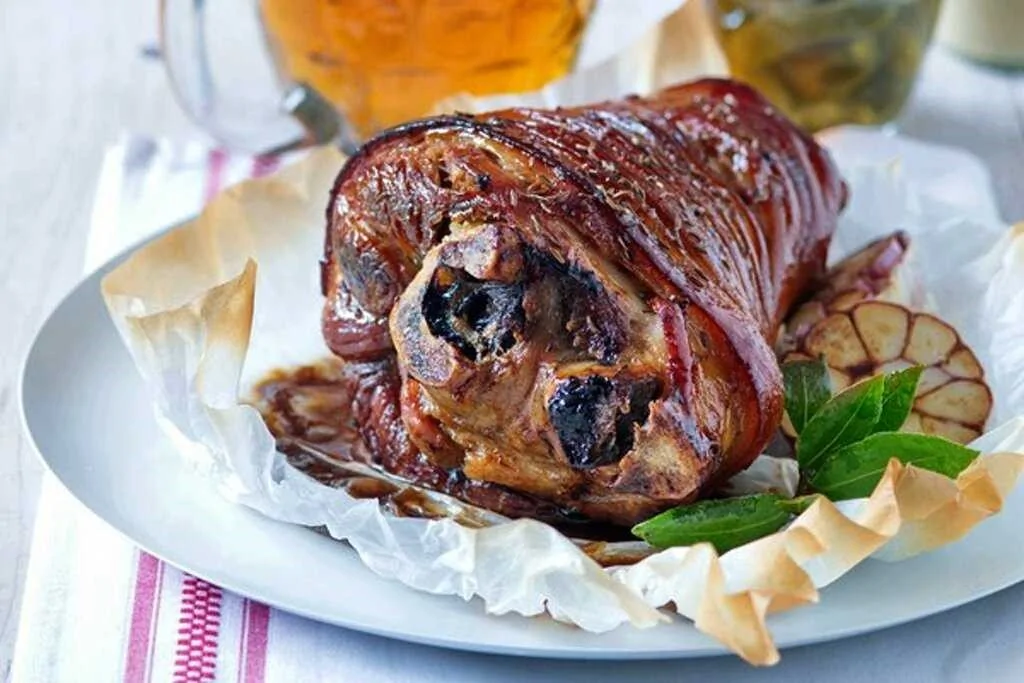 жареная свиная нога. запеченные блюда из кабана. кабан в духовке рецепт. рулька свиная жареная. фаршированная рулька свиная запеченная.