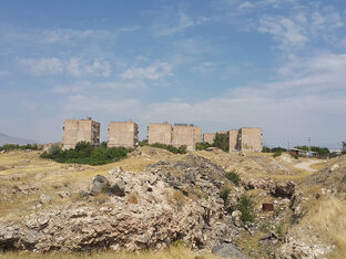 Սարի շենքեր / Дома на горе