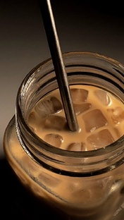 Вам понадобятся:  60 мл готового колд брю; 150 мл холодного молока; чайная ложка