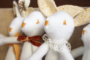 Игрушки с ладошку. Зайчики