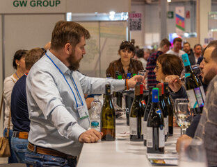 на выставке вина ВИНОРУС