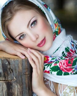 Невесты с павловопосадскими платками