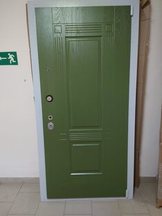 Дверь с акцентом на цвет. Такая дверь будет притягивать внимание                