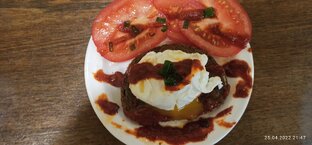 <Яйцо пошëт с карамельзованным томатным соусом>