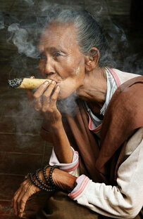 Девочки курят 