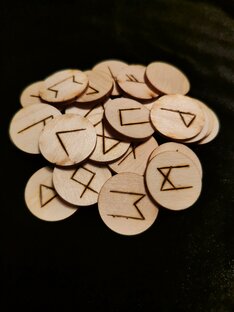 Руны. Изучение с применением на практике.