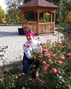 Девушка и розы