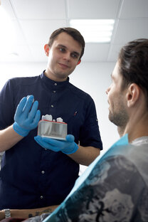 Имплантация и протезирование зубов.