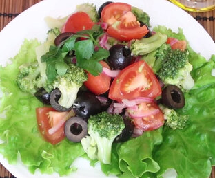 салат из брокколи с помидором