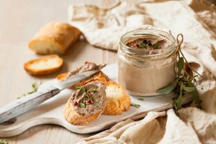 Паште из куриной печени с коньяком и мускатным орехом