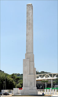 Na obelisk na Placu Mussoliniego von Stefan Kosiewski TYTUŁ SARMACKI:  J. Facet 
