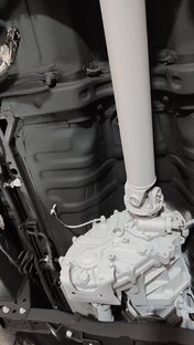 Этап нанесения антигравийного покрытия. 