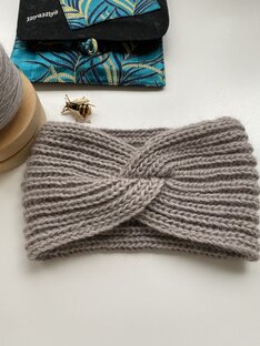 Повязка на голову спицами.