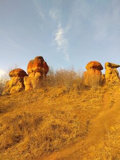Красные камни.