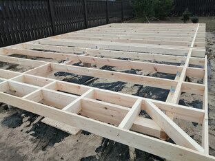 Каркас половых лаг, на обвязке брусом, по жби сваям