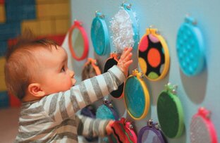 Развитие осязания ребенка до года