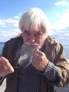 Автор любит пошутить