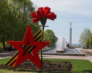 Фронт - ему , эвакуация - ей