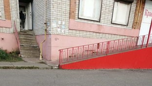 Осторожненько, чтобы не ошпарила.