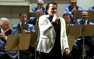 Вячеслав Ольховский в сопровождении симфонического оркестра.