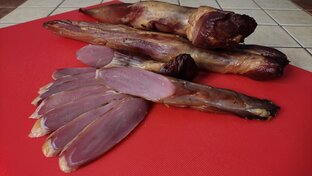 Мясо сыровяленое и сырокопчёное.
