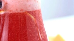 домашний лимонад из клубники.