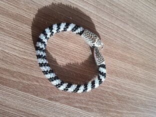 Браслет из бисерного жгута. 