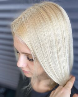 Блондинка в городе 