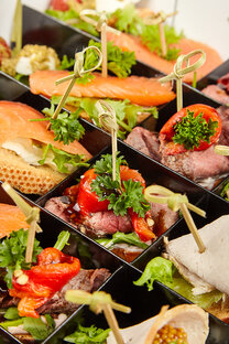 Доставка мобильного фуршета.