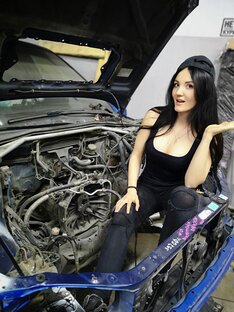 Девушка Автомеханик-Настя Туман