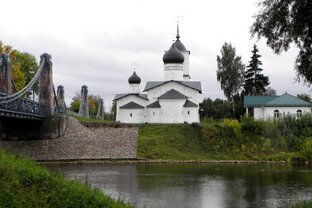Остров - древний город на берегу реки Великой