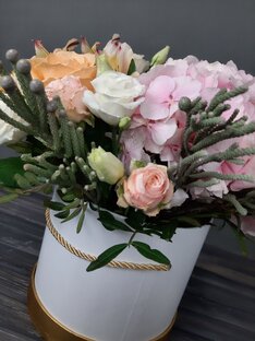 Букет цветов в шляпной коробке