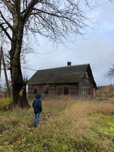 Будущий хозяин,оценивает обстановку.
