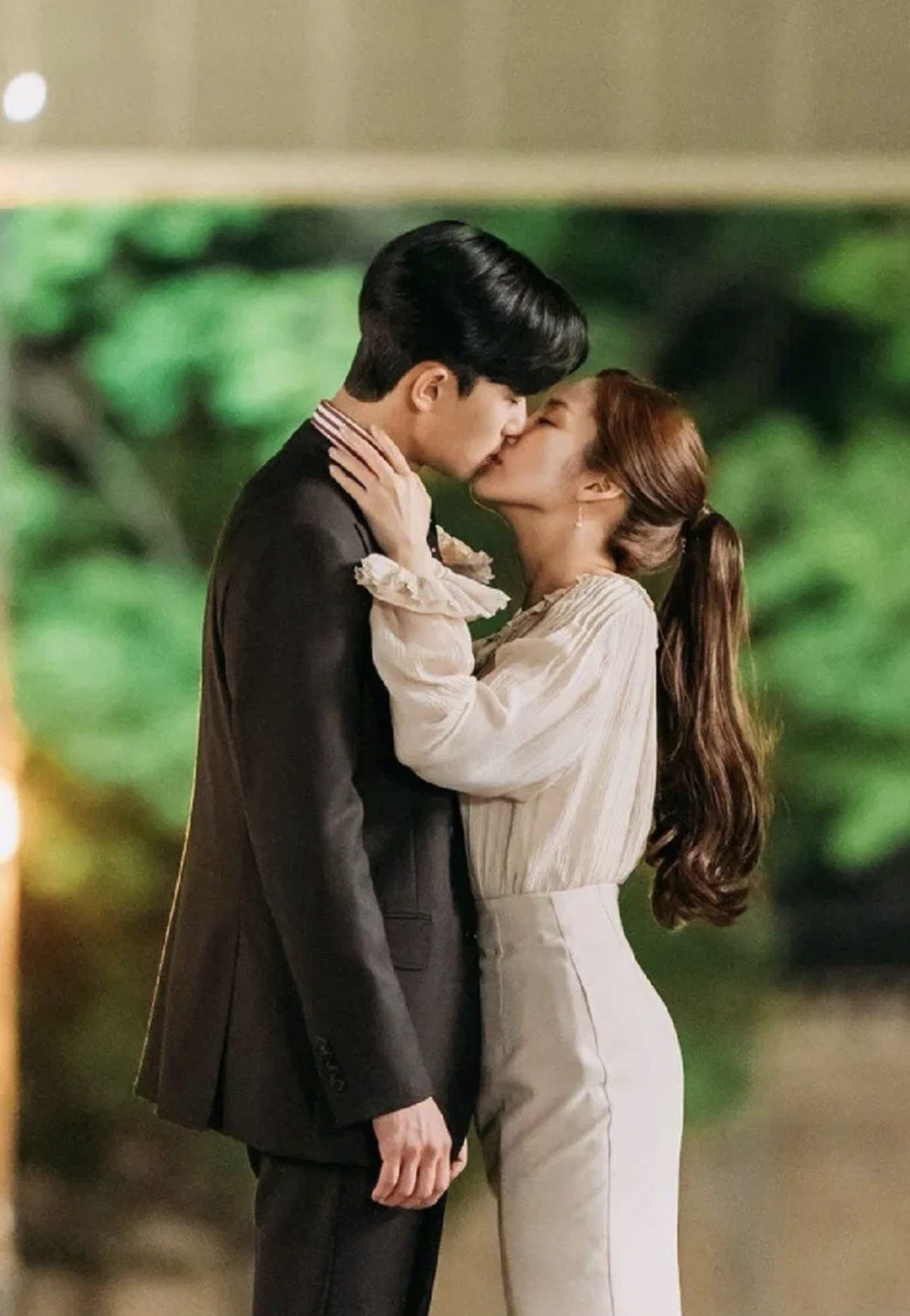 рядом с любимым. пока ты спал. мужчина и женщина любовь на берегу моря. мужчина обнимает женщину. париж, я люблю тебя | paris, je t'aime (2006).