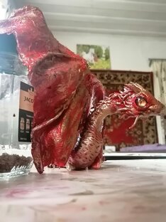 Красный с золотом дракон