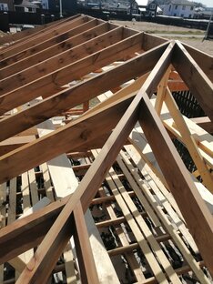 Угол четырехскатной кровли