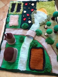 Вязаный развивающий коврик для детей