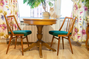 В интерьере.