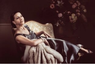 Пишу. А могла бы жить